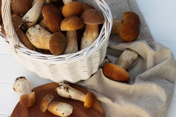 Kahverengi mantarlı beyaz hasır sepet.