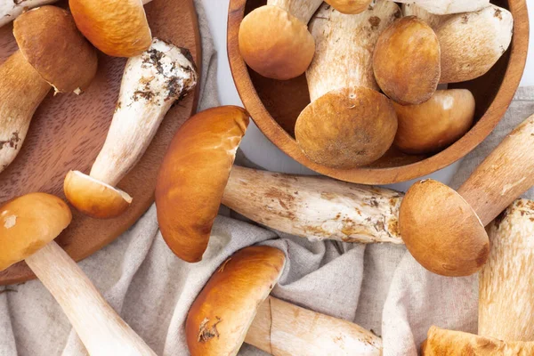 Funghi porcini marroni sullo sfondo di un vassoio di legno. Vista dall'alto — Foto Stock