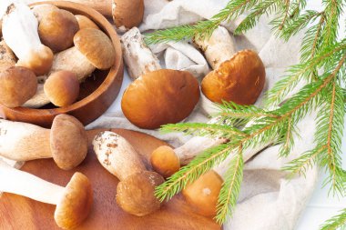 Ahşap bir tepsinin arkasında kahverengi mantarlar. Üst görünüm