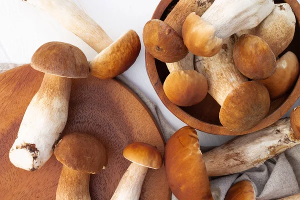 Funghi porcini marroni sullo sfondo di un vassoio di legno. Vista dall'alto — Foto Stock