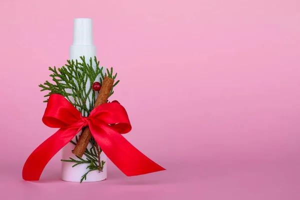 Handlevogn Med Kosmetisk Flaske Med Lys Rød Sløyfe Røde Bær – stockfoto