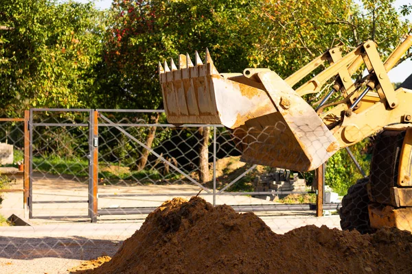 Bred Metallgrävmaskin Gräver Sand Eller Lera Och Lastar Den Sopbil — Stockfoto