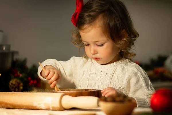 귀엽고 부엌에서 크리스마스 진저브레드 쿠키를 준비하는 — 스톡 사진