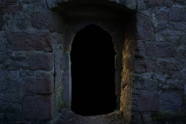 Bilinmeyen karanlığa açılan kapı. Bunun arkasında ne olduğunu bilmiyorsun.