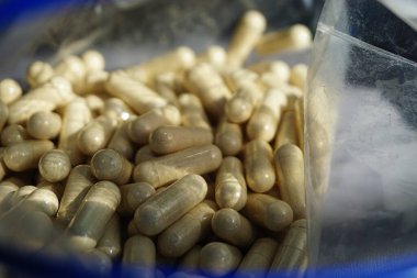 Plastik bir çantada Maca Kapsülleri