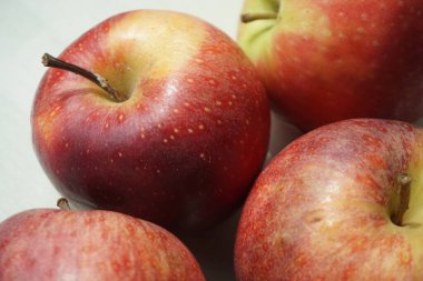 dört kırmızı elma - makro fotoğraf