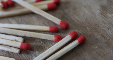 Ahşap arka planı olan Kırmızı Ateş Kibritleri