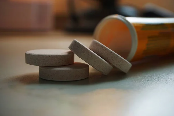 Kutunun dışında C vitamini hapları var.