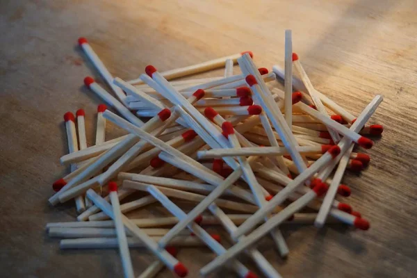 Κόκκινα Matchsticks Ένα Δίσκο — Φωτογραφία Αρχείου