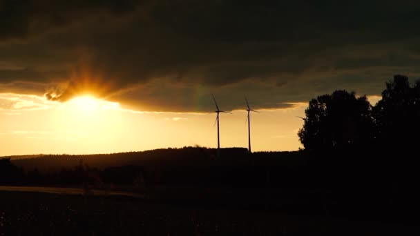 Vindturbiner Snurrar Solnedgången Noll Utsläpp — Stockvideo