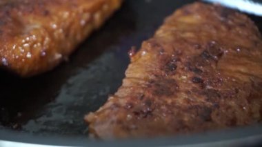 Pan 'da Vegan Bifteği pişirip çevirme