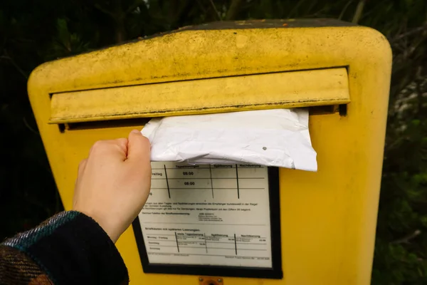 Vkládání Dopisu Poštovní Schránky — Stock fotografie