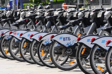 Metro istasyonunun yanındaki bisiklet parkı