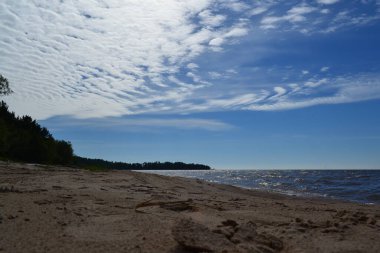 Güneşli bir günde Kuzey Gölü 'nün kumlu kıyıları