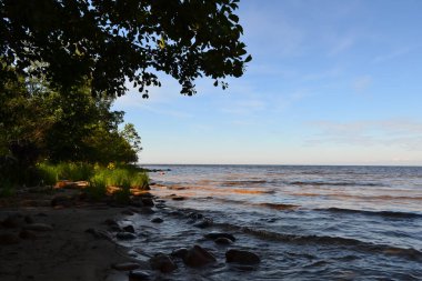 Güneşli bir günde Kuzey Gölü 'nün kumlu kıyıları