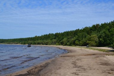 Kuzey gölünde güzel bir tekne Bir yaz günü