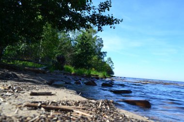 Güneşli bir günde Kuzey Gölü 'nün kumlu kıyıları