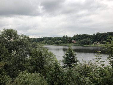 Bulutlu bir Ağustos yaz gününde Karelia 'da bir nehir.