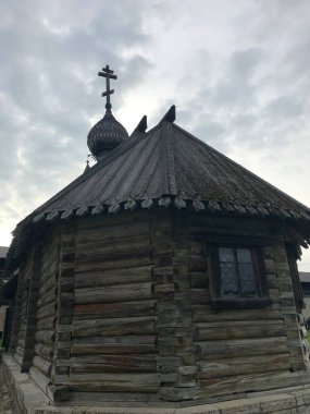 Bulutlu bir yaz gününde eski kilise şapeli