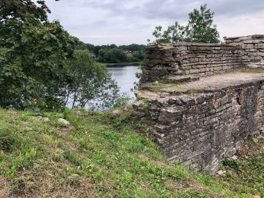 Bulutlu bir Ağustos yaz gününde Karelia 'da bir nehir.