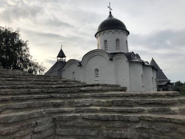 Bulutlu bir yaz gününde eski kilise şapeli