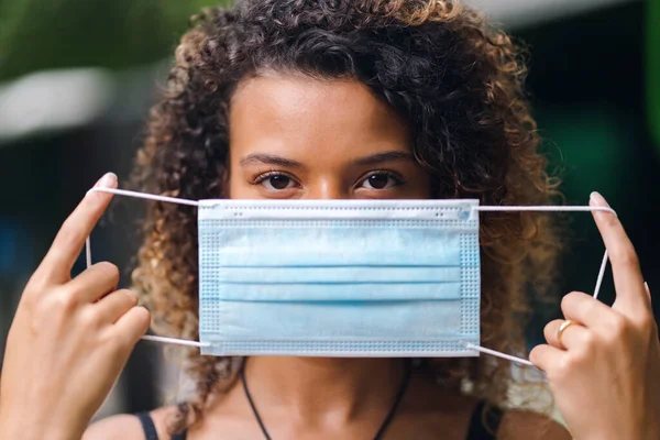 Koronavirüsten Korumak Için Maske Takan Genç Bir Kadının Yakın Portresi — Stok fotoğraf