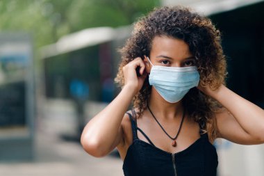 Coronavirus 'a karşı maske takan kızın portresi
