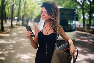 Covid salgını sırasında koruyucu maske takmak için güvenli bir yol değil.