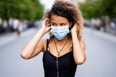Coronavirus 'a karşı maske takan kızın portresi