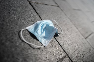 Yerde kullanılan maske, kirlilik sorunu ve koronavirüs