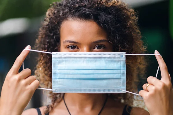 Koronavirüsten Korumak Için Maske Takan Genç Bir Kadının Yakın Portresi — Stok fotoğraf