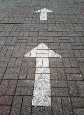 Kaldırımda beyaz ok