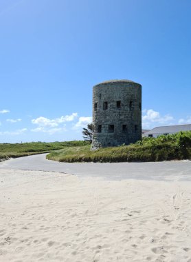 Jaonneuse Körfezi, Kaçak Kule, Guernsey Kanal Adaları
