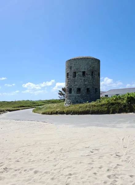 Jaonneuse Körfezi, Kaçak Kule, Guernsey Kanal Adaları