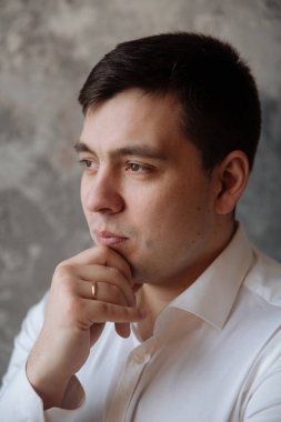 Kameraya gülümseyen bir olgun adam portresi. Ana sayfa