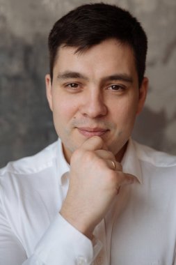 Kameraya gülümseyen bir olgun adam portresi. Ana sayfa