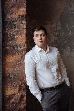 Kameraya gülümseyen bir olgun adam portresi. Ana sayfa