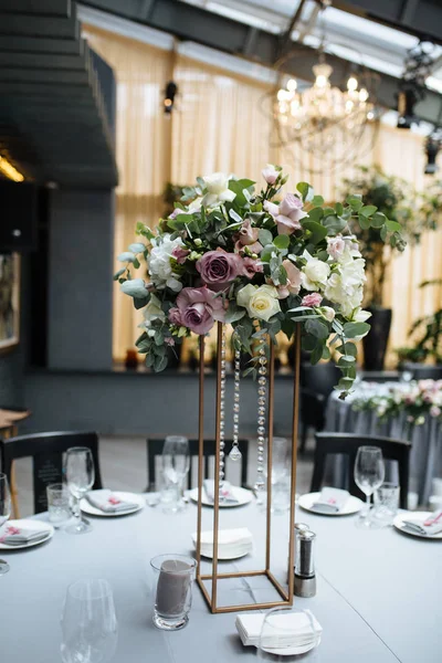 Increíble Banquete Colores Grises Para Día Boda Con Flores Rosadas — Foto de Stock