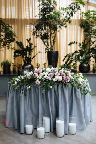 Fantastisk Bankett Grå Färger För Bröllopsdag Med Rosa Blommor — Stockfoto