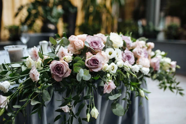 Fantastisk Bankett Grå Färger För Bröllopsdag Med Rosa Blommor — Stockfoto