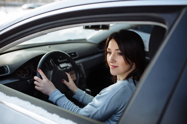 Femme Heureuse Conduisant Une Voiture Extérieur Hiver — Photo