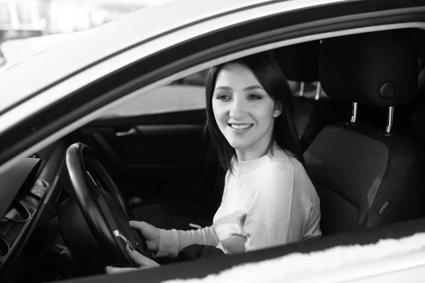 Femme Heureuse Conduisant Une Voiture Extérieur Hiver Cadre Noir Blanc — Photo