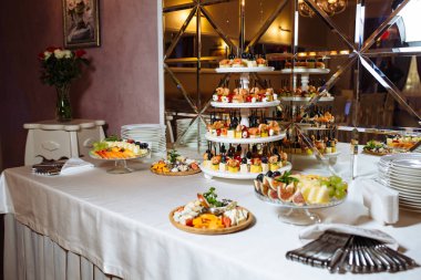 Çeşitli ürün yelpazesine farklı lüks yemek aperatifler ve mezeler, süslü yemek Ziyafet sette, bir parti olay kutlama kavramı 