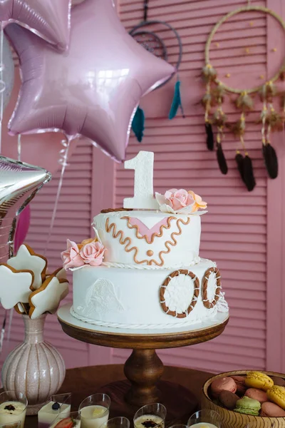 可爱的桌子一盘带奶油的蛋糕和松饼 桌上有糖果 自助餐 婚礼派对的甜点桌 闭上你的嘴糖 装饰美味 — 图库照片
