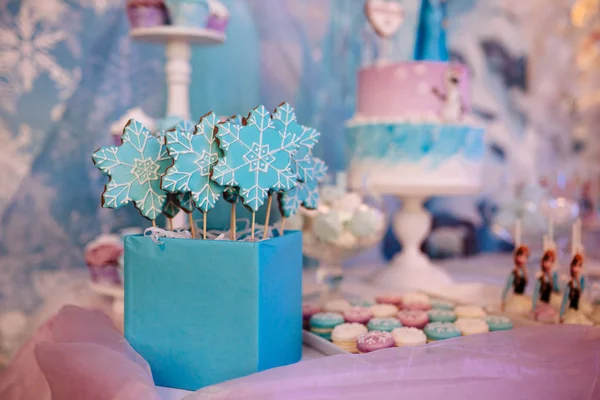 甘いテーブル ケーキやクリームをマフィンのプレート お菓子 キャンディ ビュッフェ式のテーブル 結婚式のパーティー グッズのデザート テーブル クローズ アップ — ストック写真