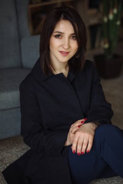 Modern iş kadını kanepede oturan ofis