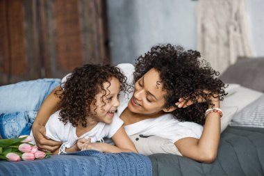 Mutlu kadınlar günü! Anne ve kızı Lale. Anne ve kız SMI vardır