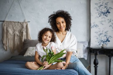 Mutlu kadınlar günü! Anne ve kızı Lale. Anne ve kız SMI vardır