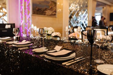 Dekor düğün. Resepsiyon. Tablo No 1 siyah ahşap stand. Gözlük ve çatal bıçak takımı tarafında. Steampunk tarzı