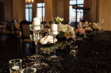 Dekor düğün. Resepsiyon. Tablo No 1 siyah ahşap stand. Gözlük ve çatal bıçak takımı tarafında. Steampunk tarzı